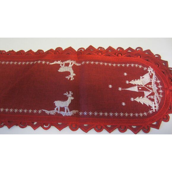 NWT SET 3 CHRISTMAS RED EMBROIDERED LINEN DECOR PIECES 2 ROUND /1 OBLONG - Picture 4 of 4